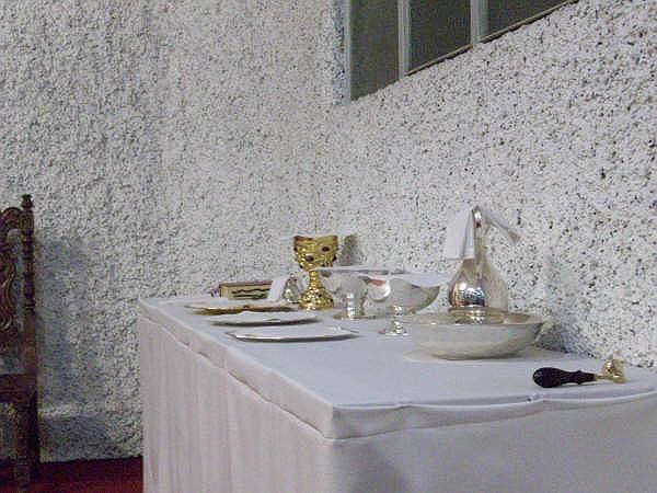Bodas de Oro 080.jpg - Todo preparado para el banquete. Se percibe la premura y la experiencia de las ostiarias.